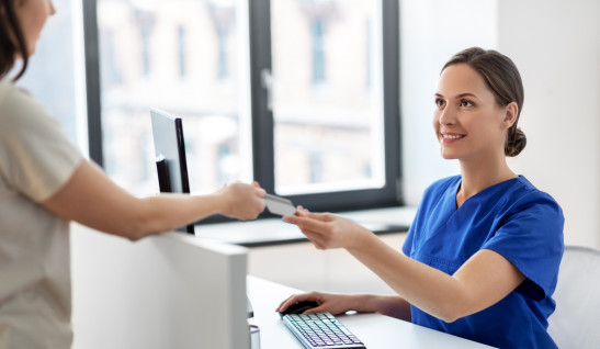 Empfangsdame mit Patientin