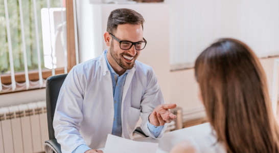 Arzt im Gespräch mit Patientin