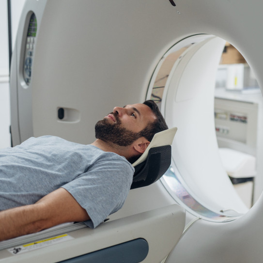 Mann liegt auf Liege bereit für CT