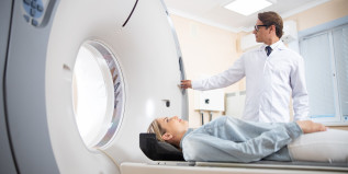 Arzt führt CT-Scan an junger Patientin durch