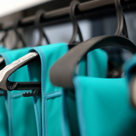 Röntgenkittel auf Kleiderbügeln aufgehängt