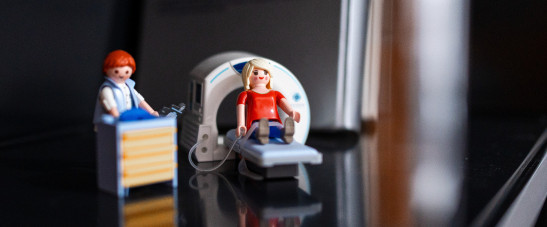 Legofiguren von einem MRT-Set im Schrank