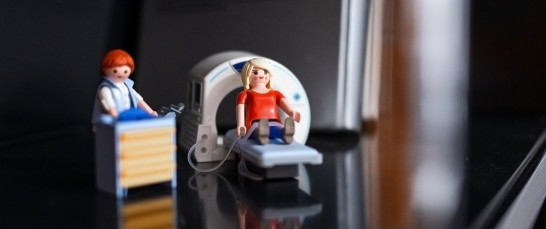 Legofiguren von einem MRT-Set im Schrank