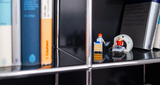 Legofiguren von einem MRT-Set im Schrank