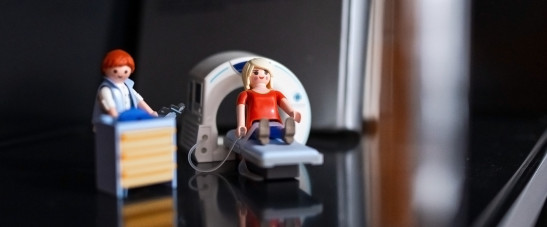 Legofiguren von einem MRT-Set im Schrank