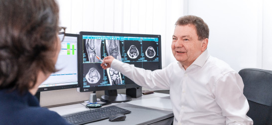 Dr. Knopp erklärt Patientin Befunde