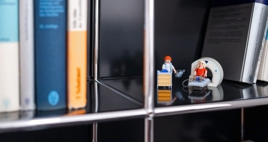 Legofiguren von einem MRT-Set im Schrank