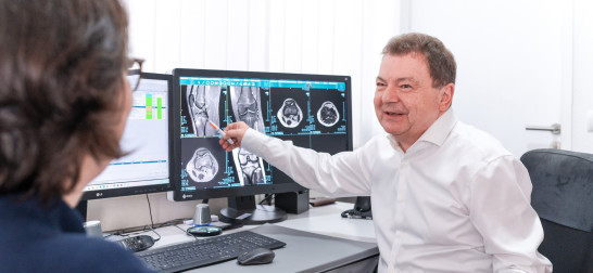 Dr. Knopp erklärt Patientin Befunde