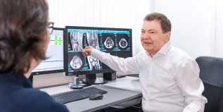 Dr. Knopp erklärt Patientin Befunde