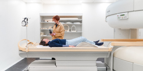 MFA kümmert sich um Patientin vor MRT-Scan