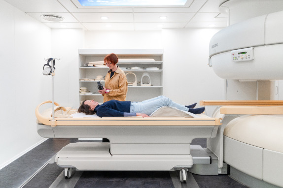 MFA kümmert sich um Patientin vor MRT-Scan