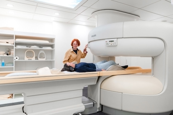 MFA führt MRT-Scan im offenen Gerät durch