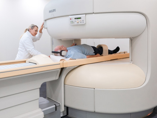 Älterer Patient und MFA während dem MRT-Scan im offenen Gerät