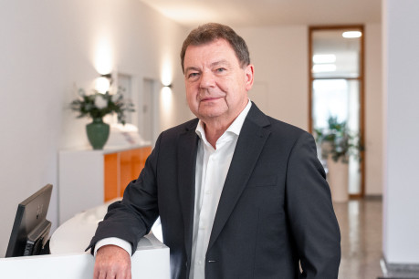 Dr. B. Knopp lehnt an Regal