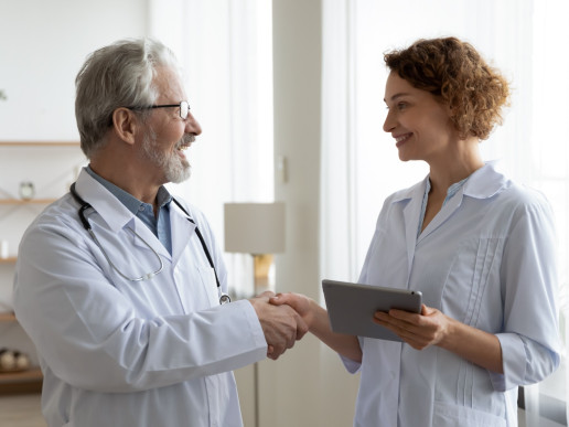 Kollegen schütteln sich die Hände